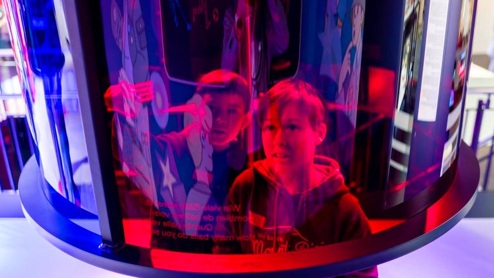 Une exposition pour distinguer faits réels, fake news et opinion - Gallery. Le Musée Suisse des Transports propose un lieu où "jeunes et moins jeunes peuvent se confronter aux chances, mais aussi aux risques du monde numérique".