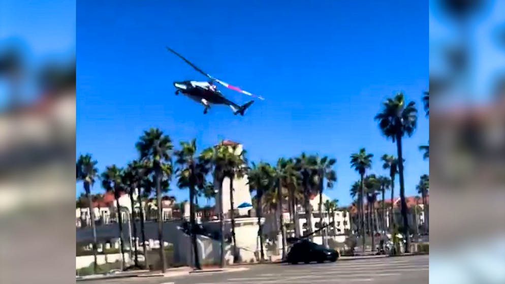 Five injured. Helicopter crashes in front of bathers