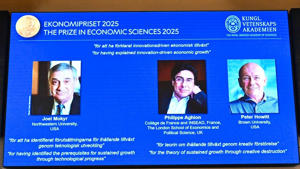 L’Américano-Israélien Joel Mokyr, le Français Philippe Aghion et le Canadien Peter Howitt sur l’écran de l’Académie royale des sciences de Suèdelors de l'annonce des lauréats du prix Nobel d'économie 2025, à Stockholm, le 13 octobre 2025.