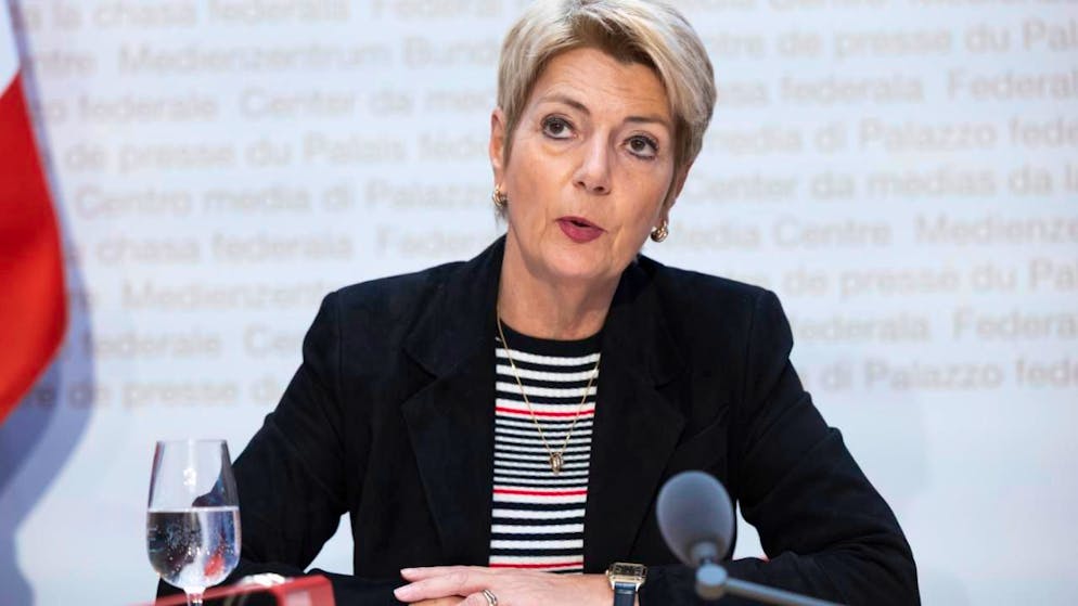 Bundespräsidentin und Finanzministerin Karin Keller-Sutter legt vor den Medien dar, weshalb Bundesrat und Parlament die Juso-Volksinitiative für eine Zukunft ablehnen.