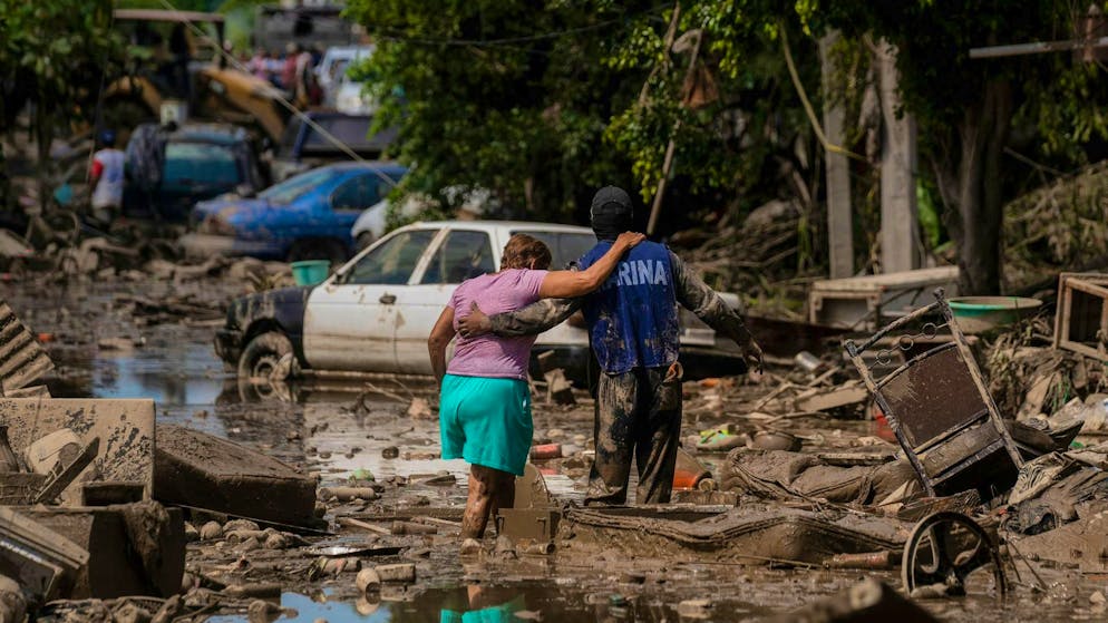 Storms in Mexico: 260 towns cut off from the outside world - Gallery. Floods and landslides have made many roads impassable.