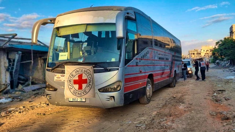 Red Cross vehicles and buses stand in Chan Junis in the southern Gaza Strip before the release of Palestinian prisoners by Israel. Photo: Mohammad Jahjouh/AP/dpa