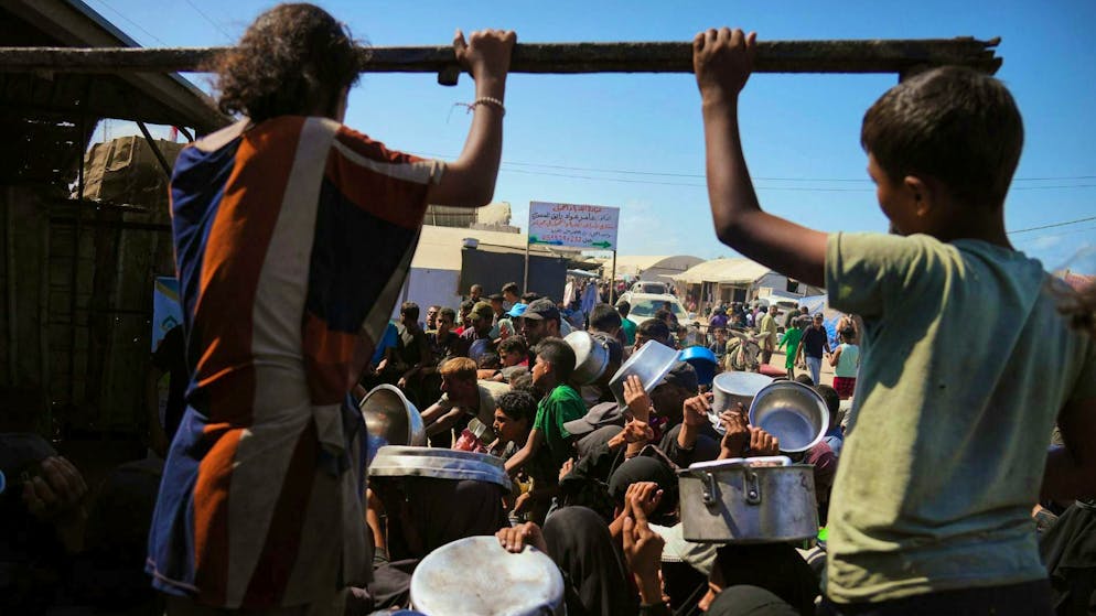 Palestinians try to get hold of donated food in Chan Junis. (October 5, 2025)