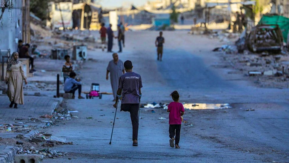 Palestinians in the destroyed city of Gaza. (October 6, 2025)