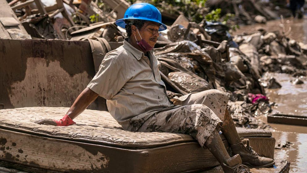 Storms in Mexico: 260 towns cut off from the outside world - Gallery. Residents need help, their houses are full of mud and debris.
