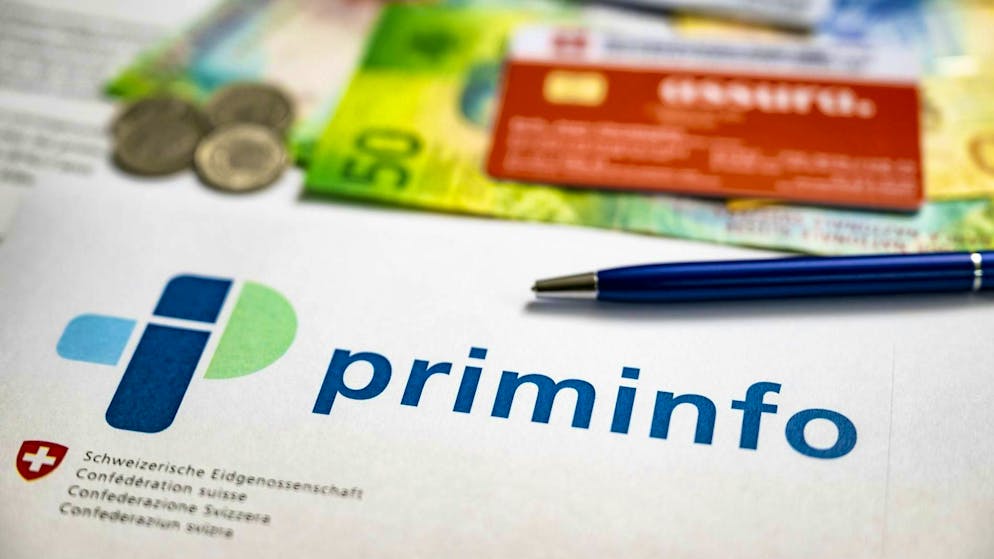 Soprattutto gli anziani. Molti svizzeri potrebbero risparmiare sulla cassa malati... ma non lo fanno