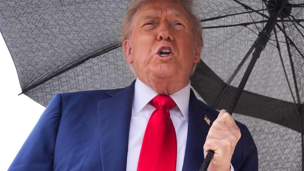 US-Präsident Donald Trump spricht zu Reportern, bevor er an Bord der Air Force One auf der Joint Base Andrews, Md. geht, um in den Nahen Osten zu reisen. Foto: Evan Vucci/AP/dpa