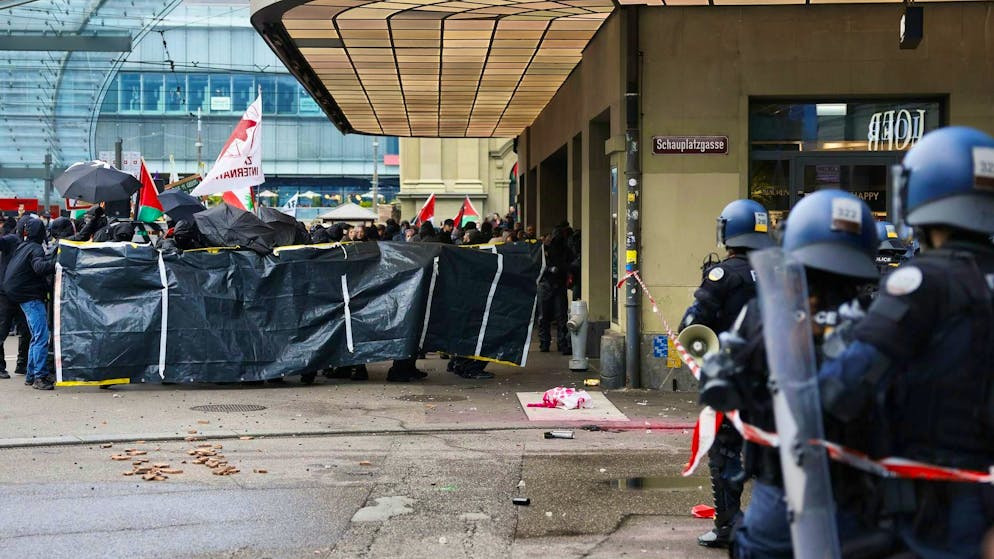 Several thousand people had marched through Bern's Old Town in the afternoon to demonstrate against the Israeli war in the Gaza Strip. A masked block led the demonstration.