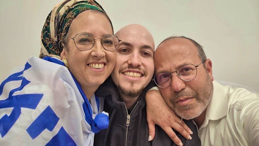 Eitan Mor has been reunited with his parents, as this picture shows. 