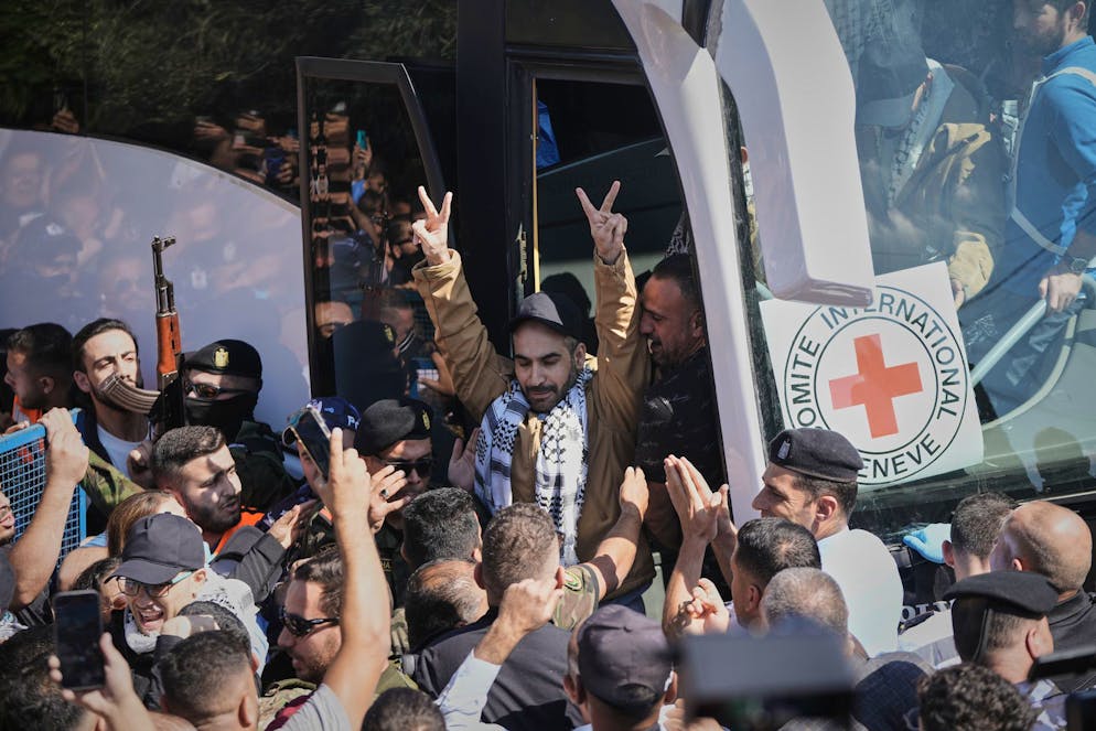 Des prisonniers palestiniens sont accueillis après leur libération d'une prison israélienne à la suite d'un accord de cessez-le-feu entre Israël et le Hamas, dans la ville de Ramallah, en Cisjordanie, le lundi 13 octobre 2025.