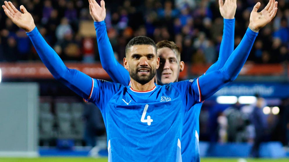 Les Islandais Victor Palsson et Isak Bergmann Johannesson célèbrent avec leurs supporters à la fin du match contre la France. 