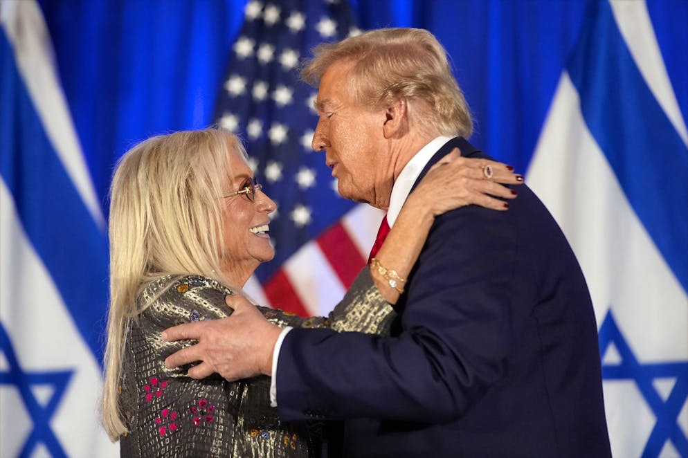 Miriam Adelson abbraccia Donald Trump il 7 ottobre 2024.