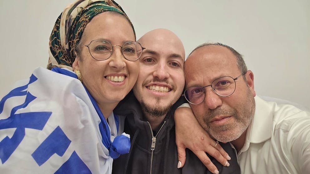 Eitan Mor ist mit seinen Eltern wieder vereinigt, wie dieses Bild zeigt. 