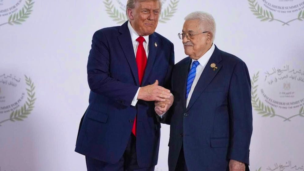 US President Donald Trump (r) welcomes Palestinian President Mahmoud Abbas to the "Summit for Peace" to formally seal an agreement between Hamas and Israel. Photo: Evan Vucci/AP Pool/AP/dpa