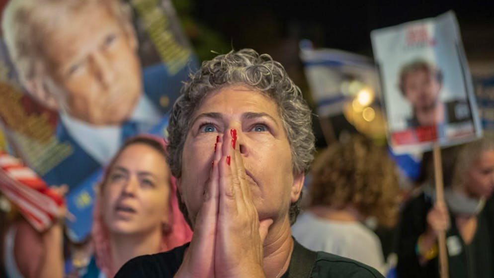 dpatopbilder - Menschen versammeln sich auf dem Geiselplatz vor der Freilassung von Geiseln aus der Gefangenschaft der islamistischen Terrororganisation Hamas in Gaza. Foto: Ilia Yefimovich/dpa
