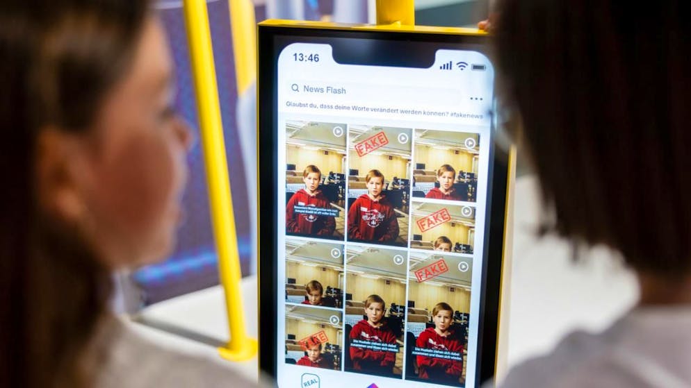 Une exposition pour distinguer faits réels, fake news et opinion - Gallery. Au coeur de l'exposition, trois stations interactives invitent le public à évaluer les informations de manière critique et à distinguer les faits réels des fake news.