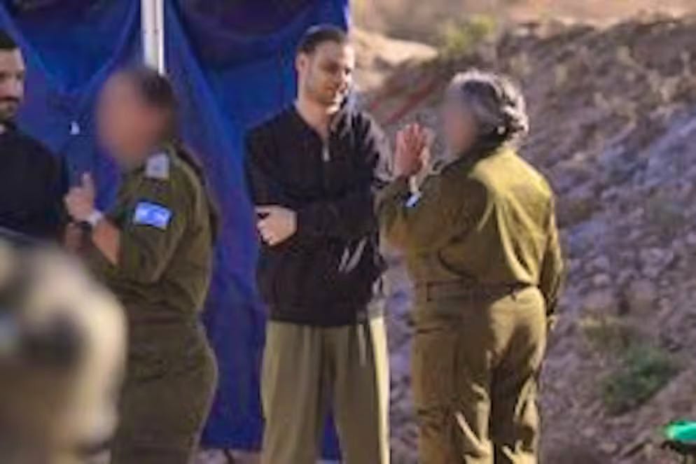 Alon Ohel parla con una soldatessa israeliana dopo il suo ritorno.