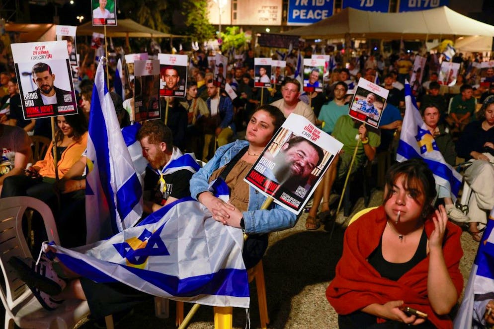 Sur la place des Otages à Tel-Aviv, tôt le 13 octobre 2025.