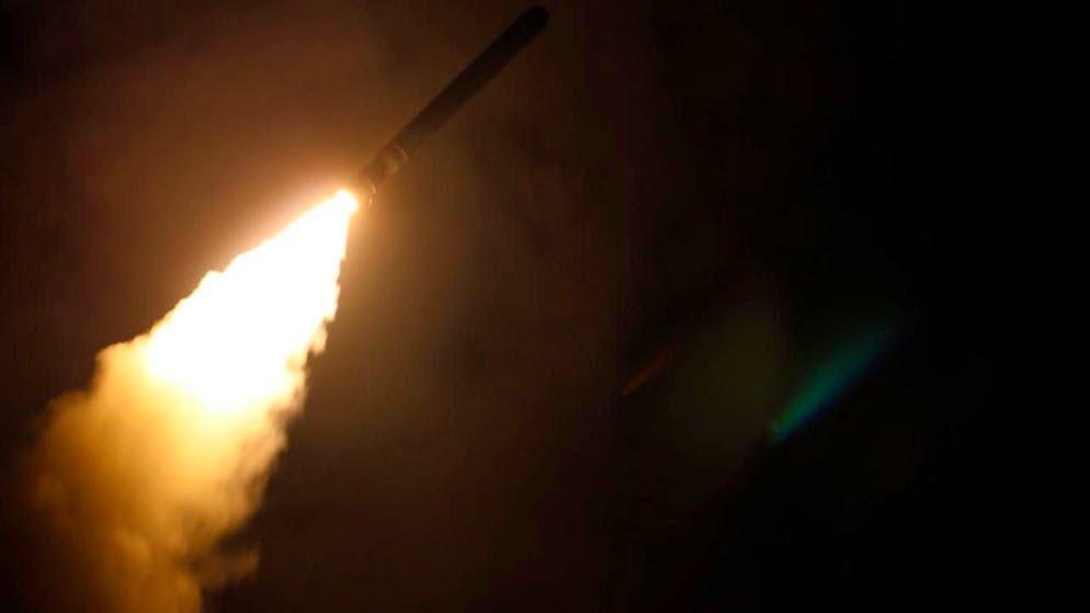 ARCHIV - Auf diesem von der US-Marine zur Verfügung gestellten Bild feuert der Lenkwaffenzerstörer USS Laboon (DDG 58) im Rahmen der militärischen Reaktion auf den Einsatz von Chemiewaffen in Syrien am 7. April eine Tomahawk-Landrakete ab. Foto: Mass Communication Spc. 3rd Clas/U.S. Navy/dpa