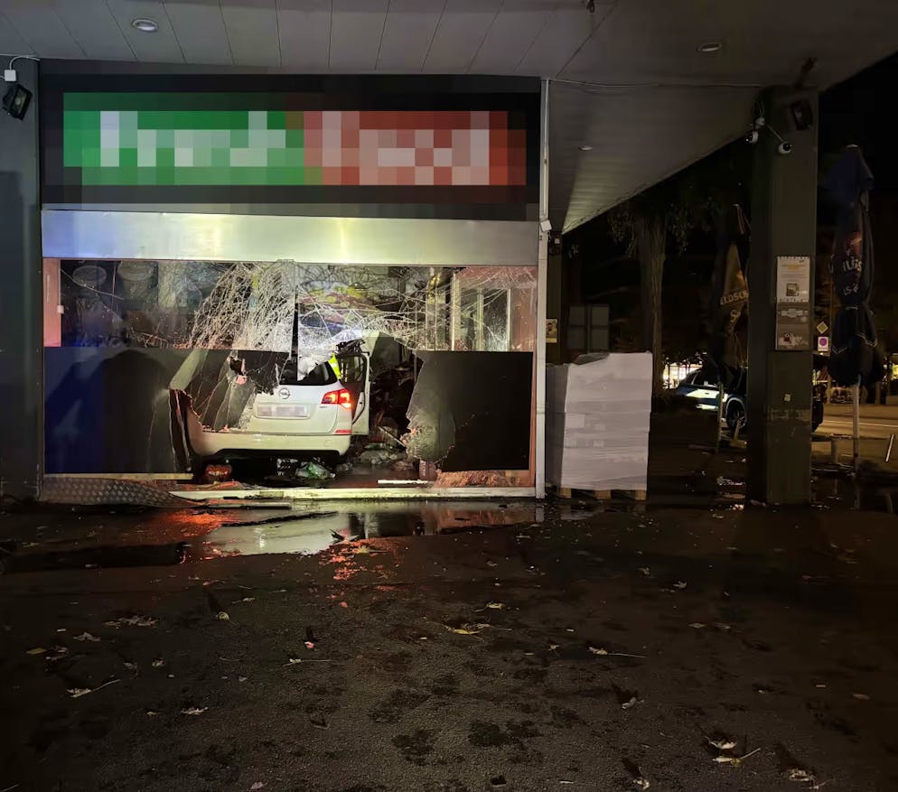 L'auto ha distrutto la vetrina del negozio