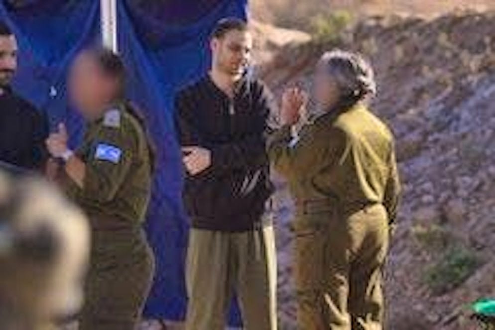 Alon Ohel talks to an Israeli soldier after his return. 