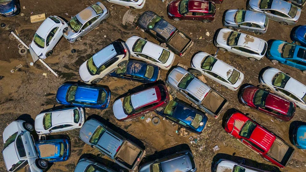 Storms in Mexico: 260 towns cut off from the outside world - Gallery. The masses of mud swept away a number of vehicles.