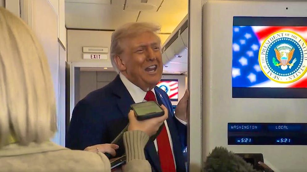 «Forse sono già in paradiso». La bizzarra dichiarazione di Donald Trump sull'aldilà suscita perplessità