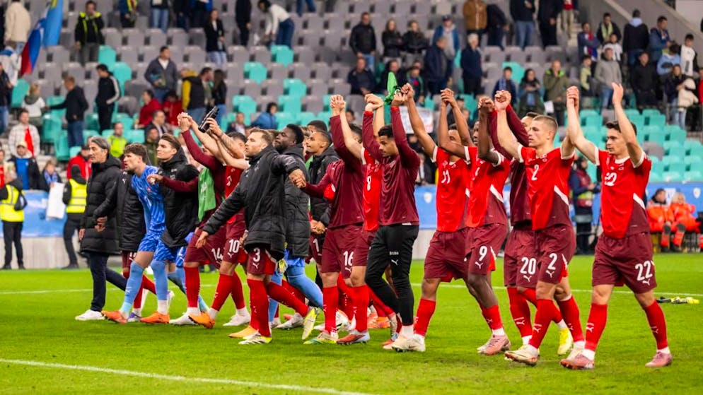 Die Welle der Spieler gab es für die mitgereisten Fans, das Team musste sich mit einem Punkt begnügen