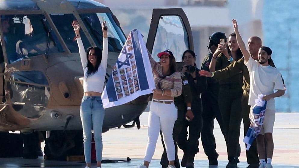 Medio Oriente. Tornano a casa gli ostaggi israeliani, anche i gemelli Berman e il ragazzo pelle-ossa