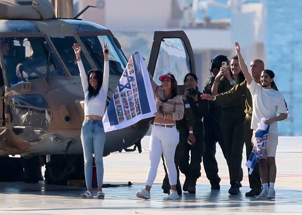 L'ostaggio israeliano Matan Zangauker saluta con la mano mentre arriva all'eliporto dell'ospedale Ichilov di Tel Aviv, Israele, il 13 ottobre 2025. 