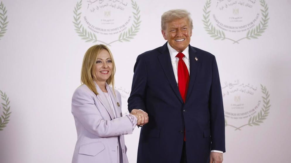 Trump fait des compliments sur le physique de Giorgia Meloni: "Cela ne vous dérange pas que je dise que vous êtes belle? Parce que c'est vrai."