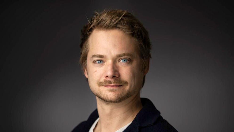 Der Basler Schauspieler Sven Schelker spielt im Film "Stiller", der nun in den Kinos startet, eine der beiden Hauptrollen. In der Verfilmung des Literaturklassikers von Max Frisch geht es um die Frage nach Identität. Mit seiner Rolle verschmelzen will der Schauspieler nicht. (Archivbild)