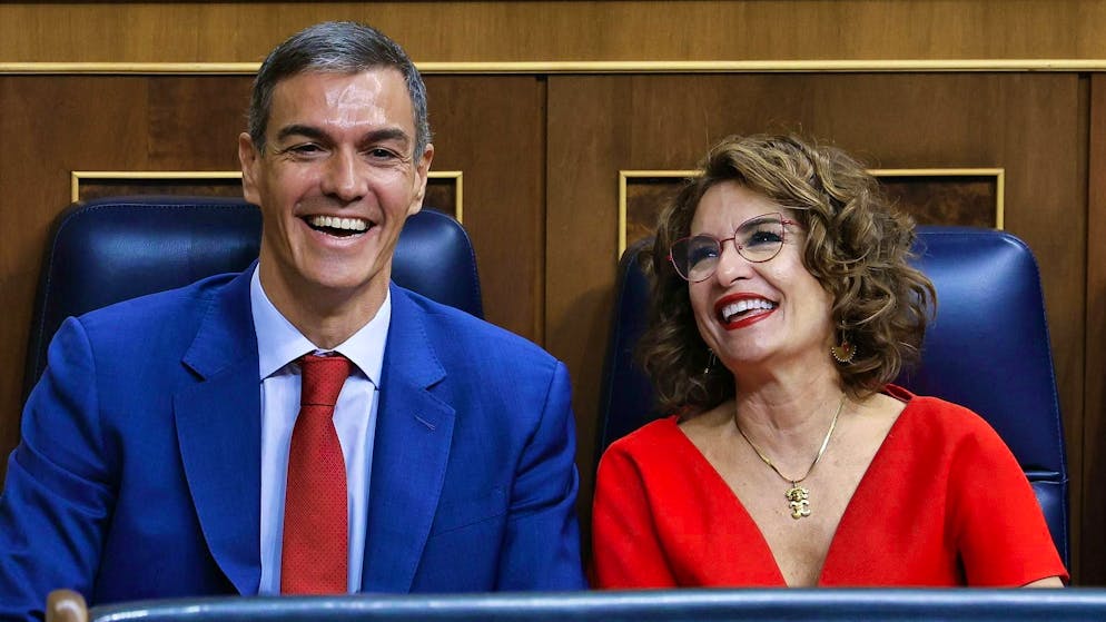 Spain's Prime Minister Pedro Sanchez (L) and Finance Minister Maria Jesus Montero during the session in the Spanish parliament.