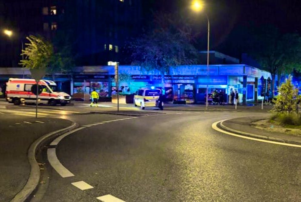 L'homme de 22 ans a fini avec son Opel dans un magasin.