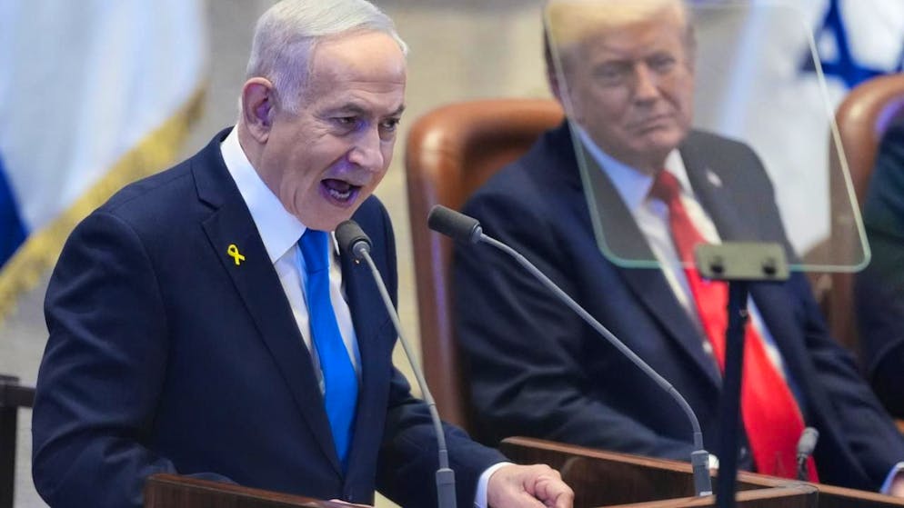 US-Präsident Donald Trump (r) hört der Rede von Israels Ministerpräsident  Benjamin Netanjahu vor der Knesset, dem israelischen Parlament, zu. Foto: Evan Vucci/AP Pool/AP/dpa