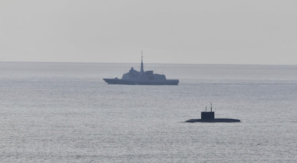 Vor der Küste Frankreichs ist ein russisches U-Boot (unten rechts) aufgetaucht.