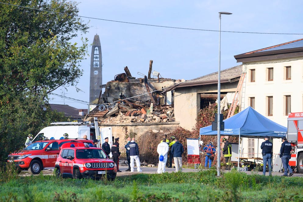 Esplosione in una casa a Castel D'Azzano. Una casa è esplosa a Castel d'Azzano, in provincia di Verona, in vista dello sfratto degli abitanti.