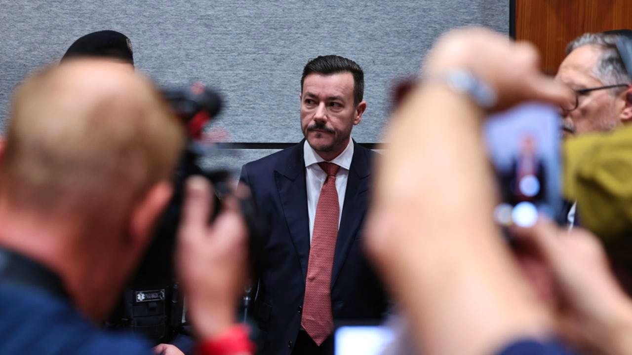 Signa trial. Investor Benko in court in Innsbruck under a flurry of flashbulbs