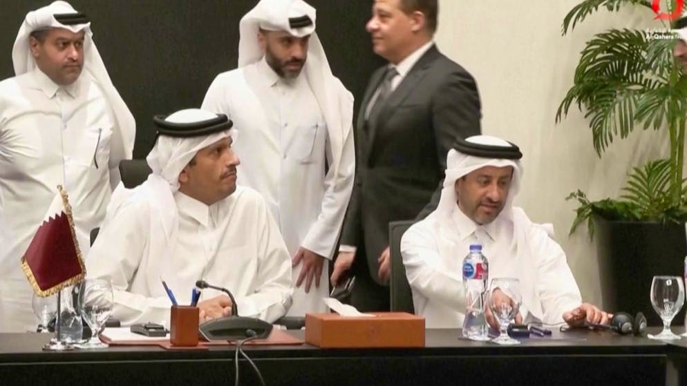 HANDOUT - In diesem Bild, das aus einem von Al-Qahera News zur Verfügung gestellten Video stammt, nimmt Katars Ministerpräsident, Mohammed bin Abdulrahman Al Thani (unten, l) an einem Treffen teil. Foto: Uncredited/Al-Qahera News/dpa
