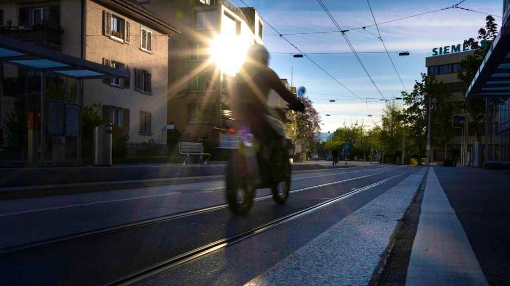 When sunlight shines through a window, the color of the pane strongly influences how much you are dazzled. (archive image)