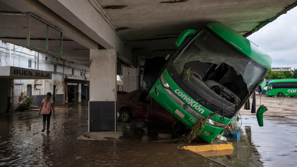 Une femme traverse une gare routière dévastée après de fortes pluies à Poza Rica, proche du Golfe du Mexique.