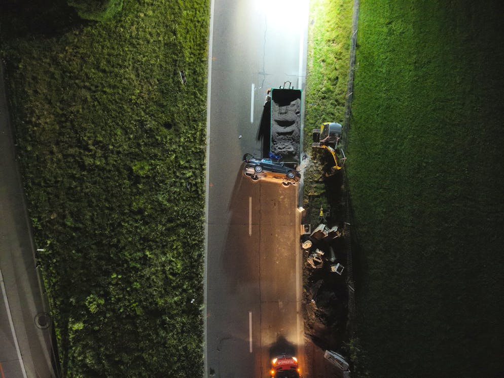 Mann (66) prallt mit Auto auf A1 in Baustellenmulde. Danach prallte das Auto in eine provisorische Leitplanke, kippte auf die Seite und stiess frontal in eine Baustellenmulde.