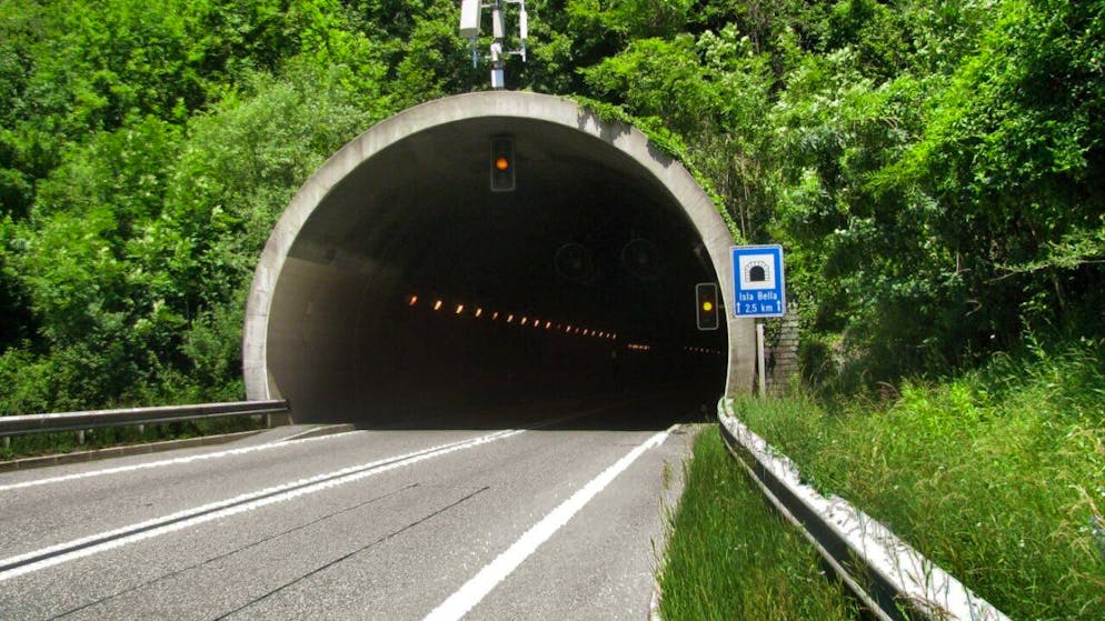 Il tratto fra Rothenbrunnen e Reichenau sull'A13, compreso il tunnel Isla Bella, è a doppia corsia. Il Canton Grigioni avrebbe voluto ampliarlo a quattro corsie, ma una perizia del Politecnico federale di Zurigo classifica il progetto come non prioritario. (immagine d'archivio)
