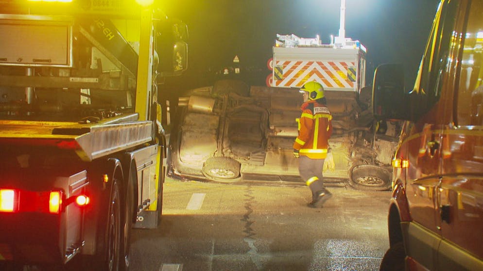 Mann (66) prallt mit Auto auf A1 in Baustellenmulde. Die Feuerwehr musste den Mann aus dem Fahrzeug befreien, der Rettungsdienst reanimierte ihn vor Ort.