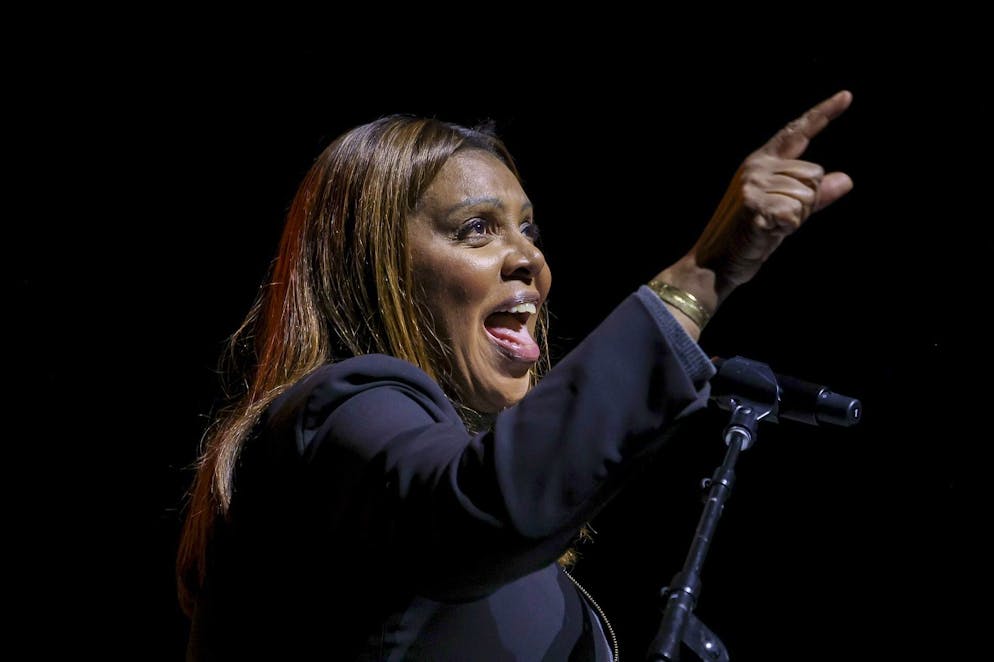 epa12452202 La procureure générale de New York, Letitia James, prend la parole lors du rassemblement « Our Time Has Come » organisé par le candidat démocrate à la mairie de New York, Zohran Mamdani, au United Palace de New York, New York, États-Unis, le 13 octobre 2025. EPA/SARAH YENESEL