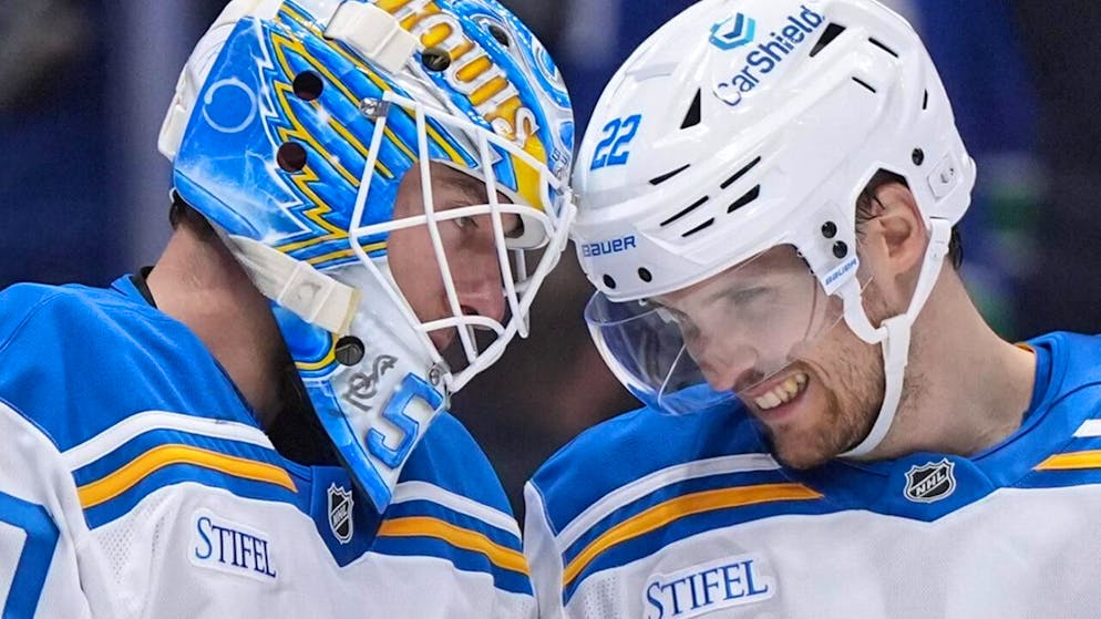 Pius Suter (rechts) feiert mit Torhüter Jordan Binnington den Sieg der Blues bei den Canucks.