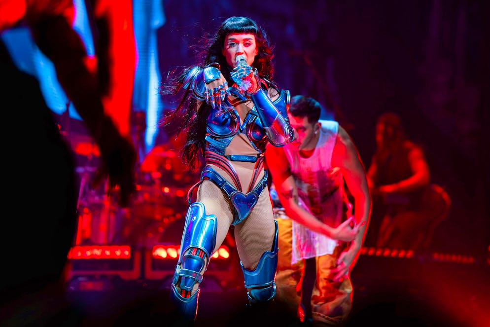 Katy Perry spoke about her love life during her concert in London on Monday evening.