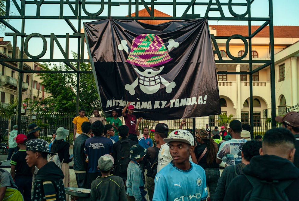 Le drapeau pirate du héros de One Piece, manga le plus vendu de l'histoire, s'était imposé en quelques semaines comme le symbole de toute une génération de jeunes manifestants.