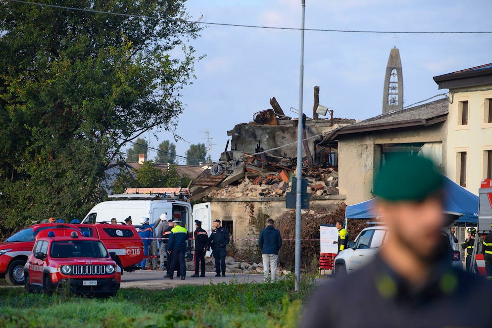 Esplosione in una casa a Castel D'Azzano. La sorella è rimasta ustionata ed è stata ricoverata in ospedale, mentre i due fratelli sono stati arrestati dopo essersi dati alla fuga.