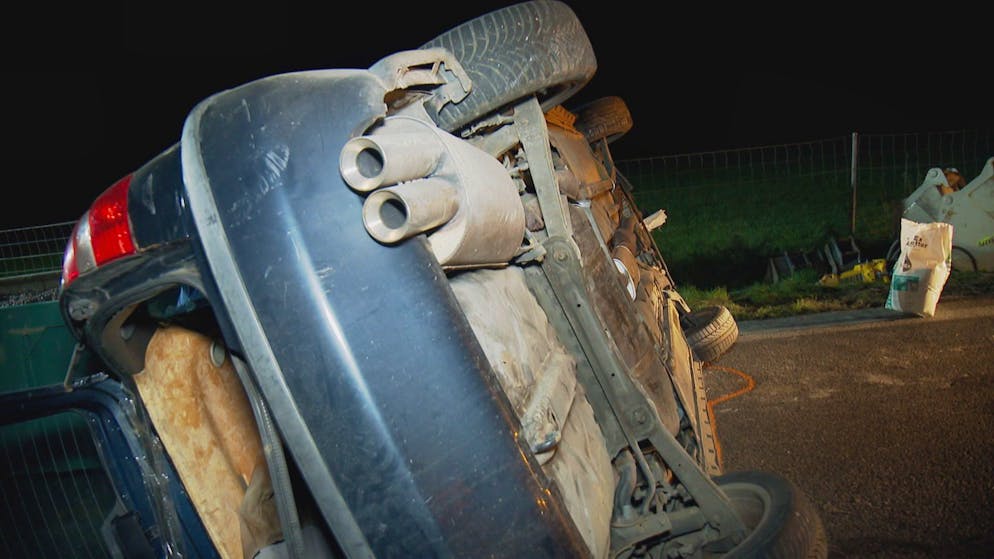 Mann (66) prallt mit Auto auf A1 in Baustellenmulde. Er wurde mit lebensbedrohlichen Verletzungen ins Spital gebracht.